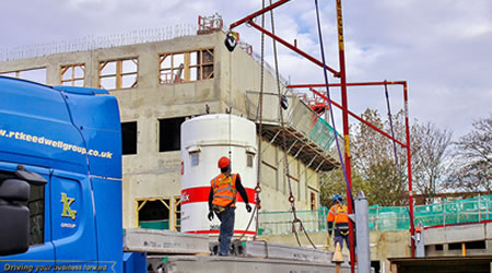 大型龍門吊防腐施工防墜器安全作業保障