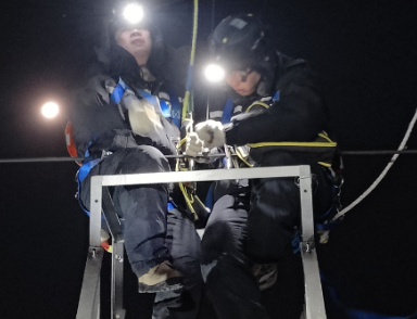 寒冬深夜,防墜安全器協(xié)助哈大高鐵接觸網(wǎng)工人開展巡檢工作