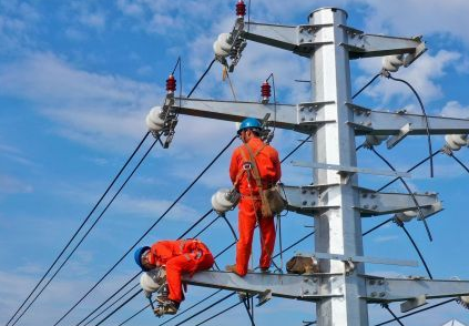 電力工人安裝跨越架時該怎么使用速差防墜器